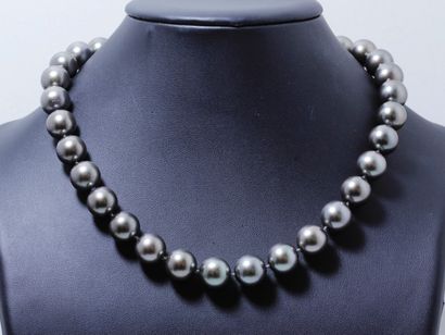 Beau collier composé de 33 perles de culture...
