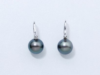 null Paire de boucles d'oreilles en or gris (750) ornées de perles de culture grises...