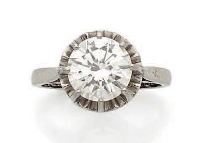 null Bague en platine (850) ornée au centre d'un diamant rond de taille brillant...