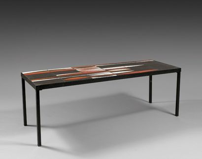 ROGER CAPRON (1922-2006) 
Table basse rectangulaire à armature en métal laqué noir...