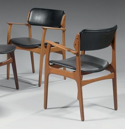 Erik BUCK (1923-1982) & Oddense Maskinsnedkeri A-S 
Paire de fauteuils “49”, en bois...