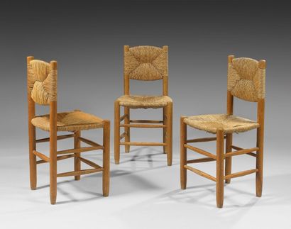 Charlotte PERRIAND (1903-1999) 
Suite de trois chaises “Dos droits” en chêne teinté,...