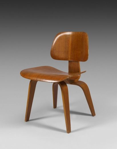 CHARLES & RAY EAMES (1907-1978 & 1912-1988) 
Chaise ‘DCW' (Dining Chair Wood), 1945.
Assise...