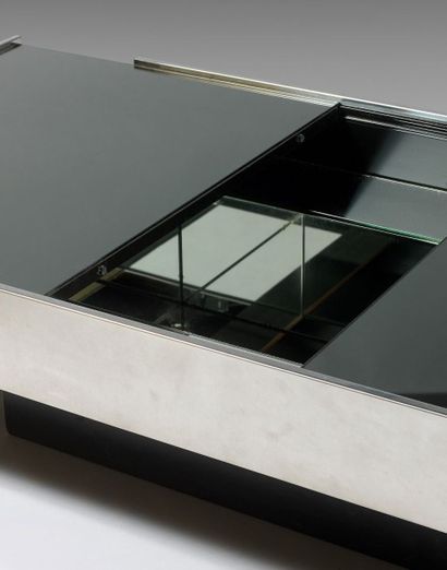 WILLY RIZZO (1928-2013) 
Table basse.
Le plateau rectangulaire en verre teinté noir...