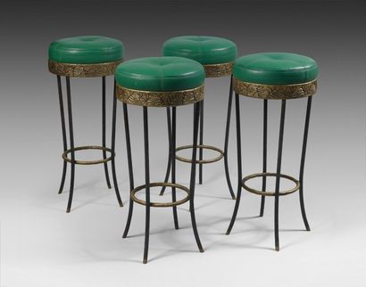 Franck EVENNOU (né en 1959) 
Suite de quatre tabourets de bar “Loukoum”. 1993.
Bronze...