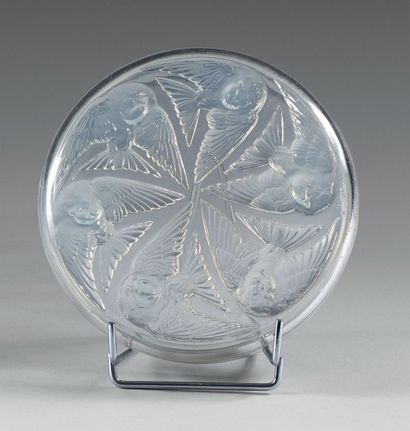 RENE LALIQUE (1860-1945) 
Boîte en verre moulé-pressé opalescent, modèle “Mésanges”.
Signé...