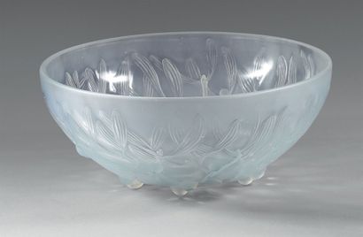 RENE LALIQUE (1860-1945) 
Coupe “Gui n°1”.
Epreuve en cristal moulé-pressé satiné...