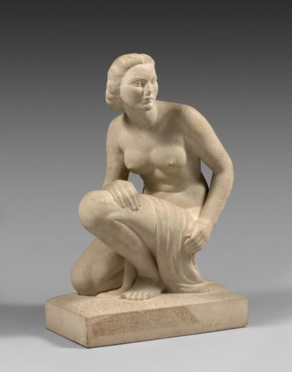 Lucien GIBERT (1904-1988) 
Femme nue accroupie.
Sculpture en pierre blanche.
Signée...