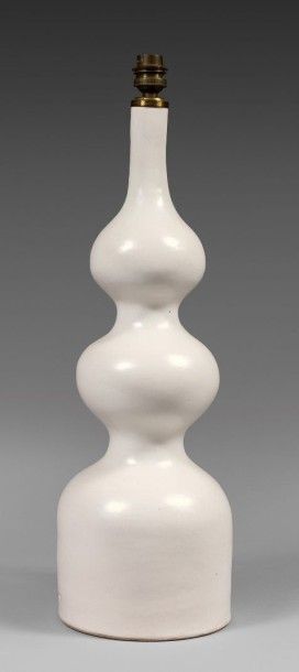 Georges JOUVE (1910-1964) 
Grande lampe en céramique blanche à double renflement.
Signée...
