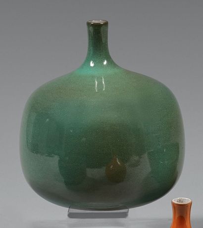 Jacques (1926-2008) et Dani (1933-2010) RUELLAND 
Vase boule soliflore en céramique...