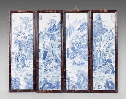 CHINE 
Quatre plaques de forme rectangulaire en porcelaine à décor en bleu sous couverte...