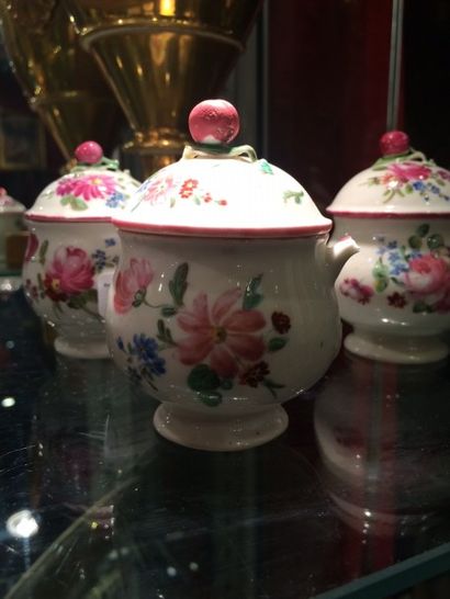 MENNECY 
Quatre petits pots couverts à jus en porcelaine tendre à décor de fleurs...