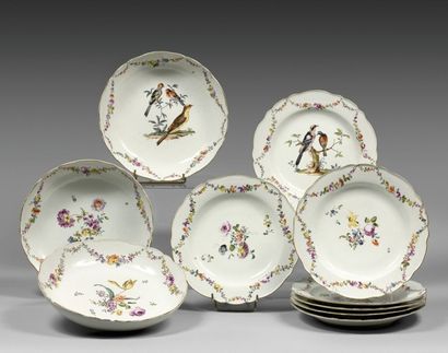 MEISSEN 
Suite de six assiettes et de deux plats creux à bords chantournés en porcelaine...