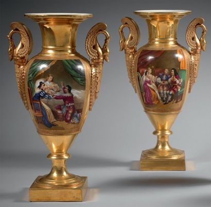 PARIS 
Paire de grands vases fuselés en porcelaine dorée à décor polychrome de scènes...