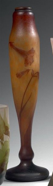 DAUM, à Nancy 
Long vase soliflore de forme légèrement balustre sur piédouche.
Epreuve...
