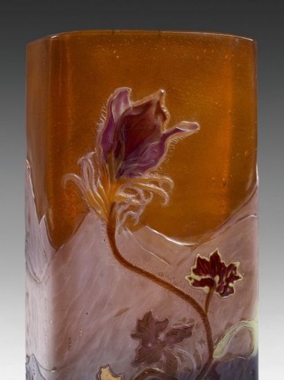 Émile GALLÉ (1846-1904) 
Vase de section rectangulaire.
Epreuve en verre multicouche...