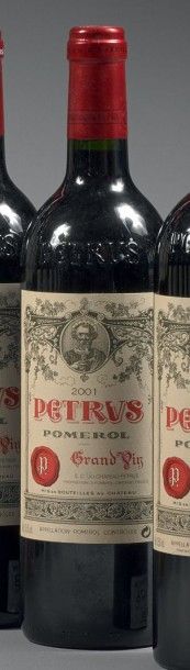 PETRUS Bouteille, 2001.
Petites usures à l'étiquette