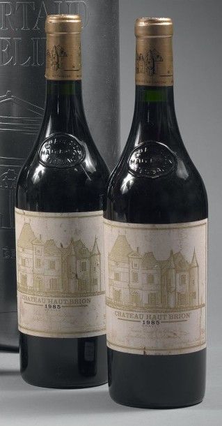 Château Haut Brion Deux bouteilles, 1985.
Bon niveau à très légèrement bas.
Etiquettes...