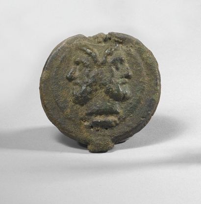 null AS
Bronze patine verte : deux têtes Janus.
Époque romaine.
Diam. 7 cm.
Petits...