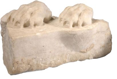 ÉPOQUE ROMAINE 
Pattes griffues.
Partie de sculpture représentant un lion.
Marbre...