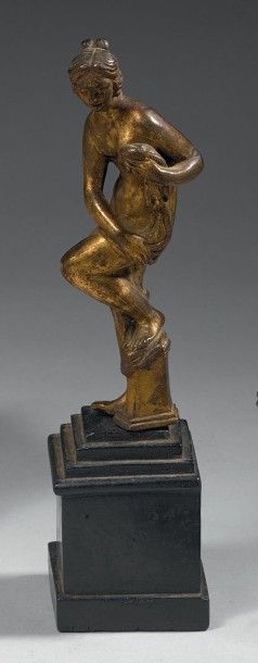 null DIANE sortant du bain.
Bronze doré.
D'après un modèle du XVIème siècle.
H.:...