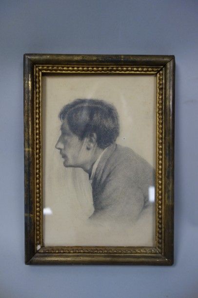 Hubert VOS (1855-1935) 

Portrait d'homme.

Fusain sur papier, signé en haut vers...