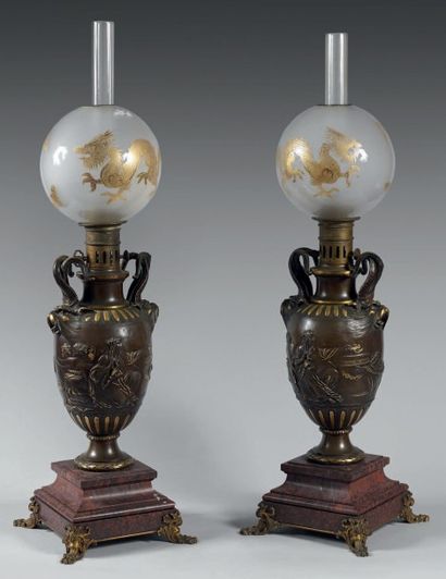 F.BARBEDIENNE 
Paire de lampe à pétrole en bronze patiné brun à rehauts dorés en...