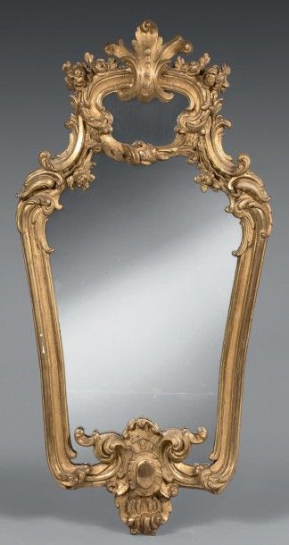 ITALIE Miroir de forme violonée en bois sculpté et redoré, orné d'agrafes et de fleurettes,...