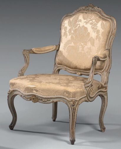 null Large fauteuil à la Reine en noyer repeint en gris et rechampi or, à décor sculpté...
