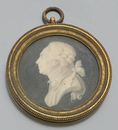 Ecole de Piat-Joseph SAUVAGE (1744 - 1818) 
Portrait d'homme de profil, façon camée,...