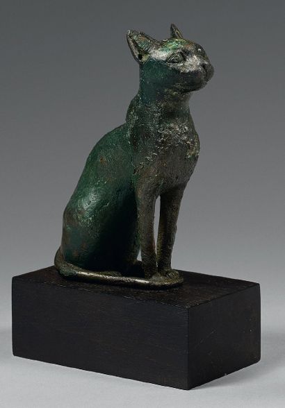 EGYPTE 
Chat Bastet assis.
Bronze à patine brun vert nuancée.
Basse Epoque.
H.: 13,6...