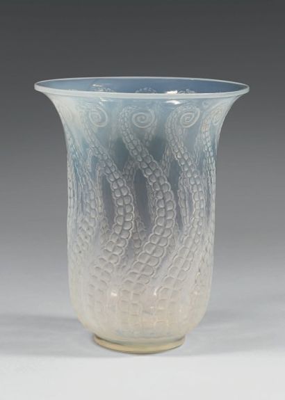 René LALIQUE (1860 - 1945) Vase "Méduse".
Epreuve en verre moulé-pressé opalescent.
Signée...