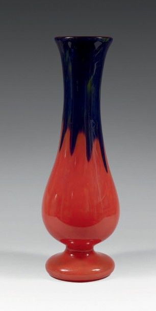 SCHNEIDER Important vase balustre sur piédouche.
Epreuve en verre doublé orange sanguine...