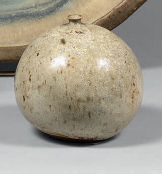 Jacky COVILLE (né en 1936) Petit vase boule soliflore en grès émaillé brun beige.
Signé...