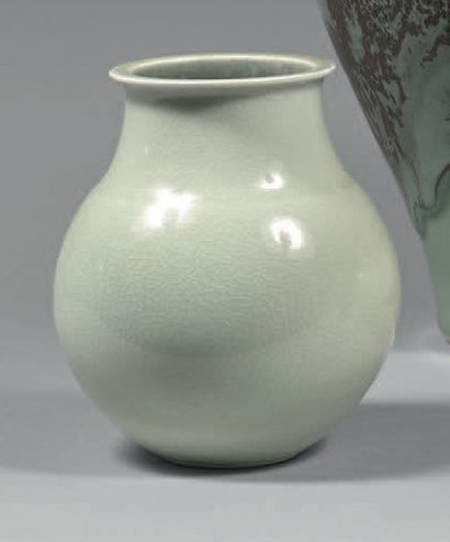 Robert DEBLANDER (1924 - 2010) Vase ovoïde en porcelaine émaillée, craquelée céladon.
Signé...