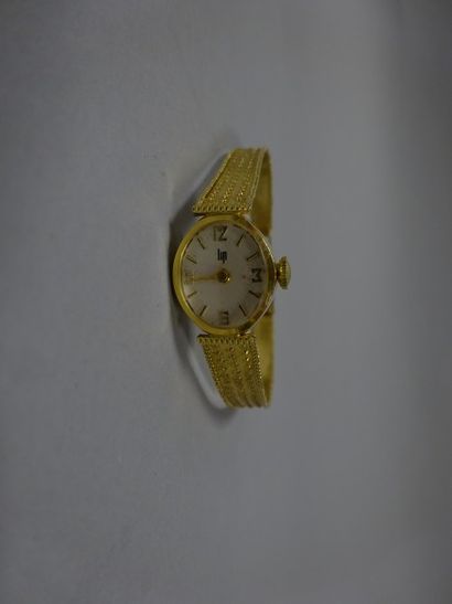 LIP 

Montre bracelet de dame en or jaune (750). 

Boîtier ovale à cadran crème signé,...