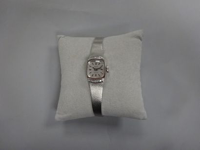BEHA 

Montre bracelet de dame en or gris (585), cadran signé à fond argenté et index...