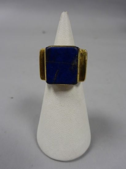 null Bague chevalière en argent (925) et or jaune (750) ornée de lapis lazuli.

Poids...