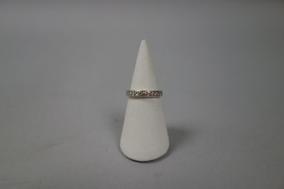 null Alliance en or gris (750) sertie d'une ligne de petits diamants taille brillant...