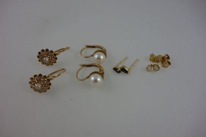 null Lot comprenant:

- Deux paires de dormeuses en or jaune (750) ornées de perles...