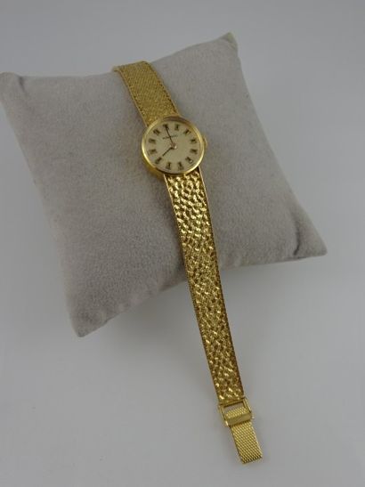 NOVATIC Montre bracelet de dame en or jaune (750). 

Boitier rond à cadran signé...