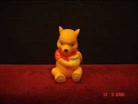 null Lot comprenant un Winnie the Poo de Walt Disney en caoutchouc jaune (pouêt-pouêt),...