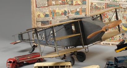 null Maquette d'avion bombardier métal peint et hélice en bois. 25 x 60 x 55 cm.