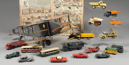 null Lot comprenant : sept camions "DINKY TOYS" dont miroitier, benne à ordures,...