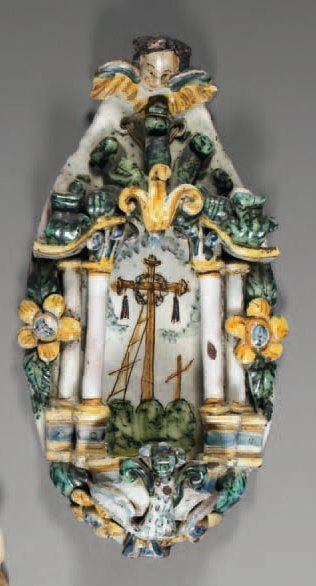 Italie, NAPLES Bénitier décor polychrome d'un calvaire entouré des saints de la Passion...