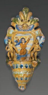 Italie, Région des POUILLES Bénitier à décor polychrome d'une Vierge implorante,...