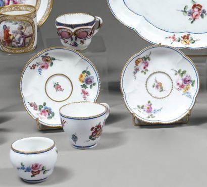 SEVRES Ensemble de deux tasses et deux sous-tasses, un corps de sucrier, à décor...