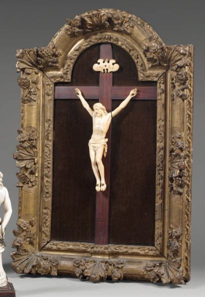 CHRIST crucifié. Sculpture en ivoire patiné....