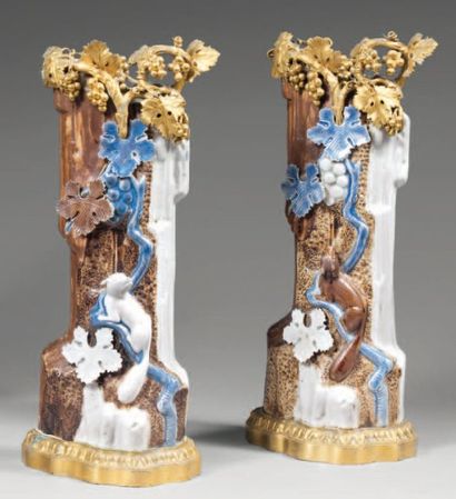 null Paire de vases en céramique à décor polychrome simulant un tronc d'arbre sur...