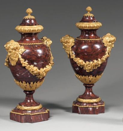 null Paire de vases couverts de forme ovoïde en marbre rouge griotte et reposant...